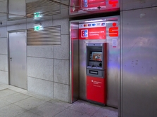 Sparkasse Geldautomat Münchner Freiheit, U-Bahn Zwischengeschoß