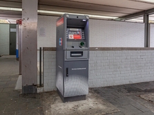 Sparkasse Geldautomat Olympiazentrum, Oberfläche, U-Bahn Station